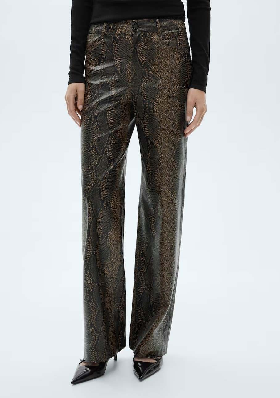 Pantalón recto efecto piel serpiente de Mango
