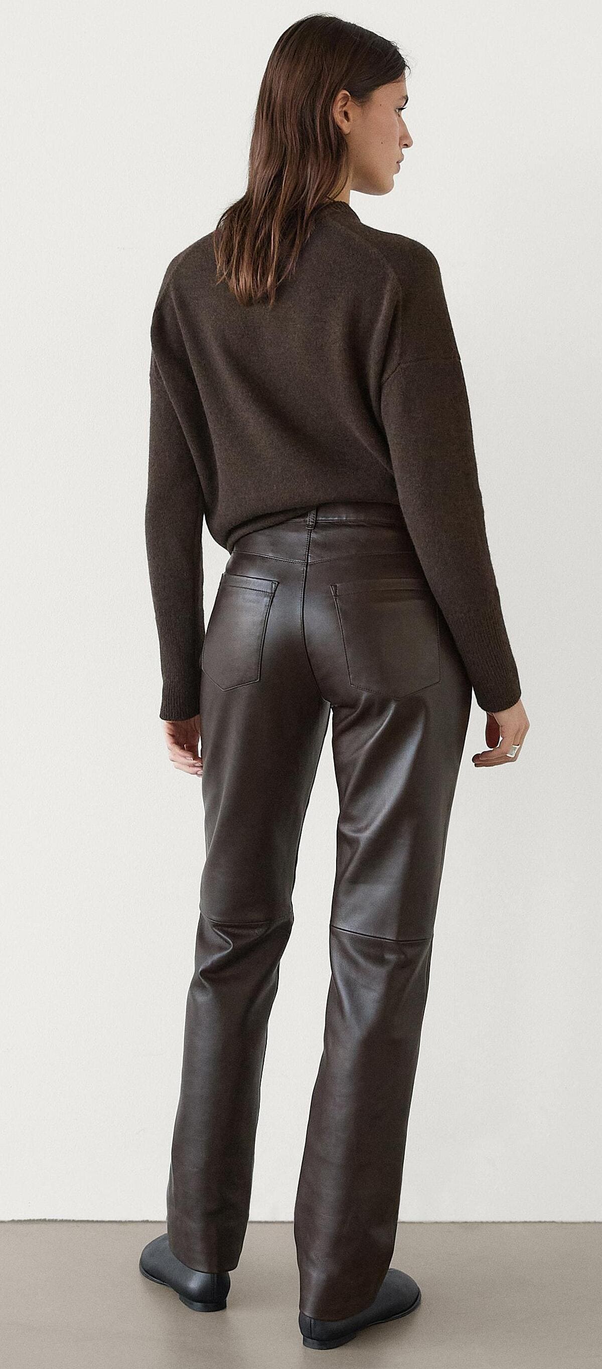 El nuevo pantalón straight de piel napa en color marrón de Massimo Dutti
