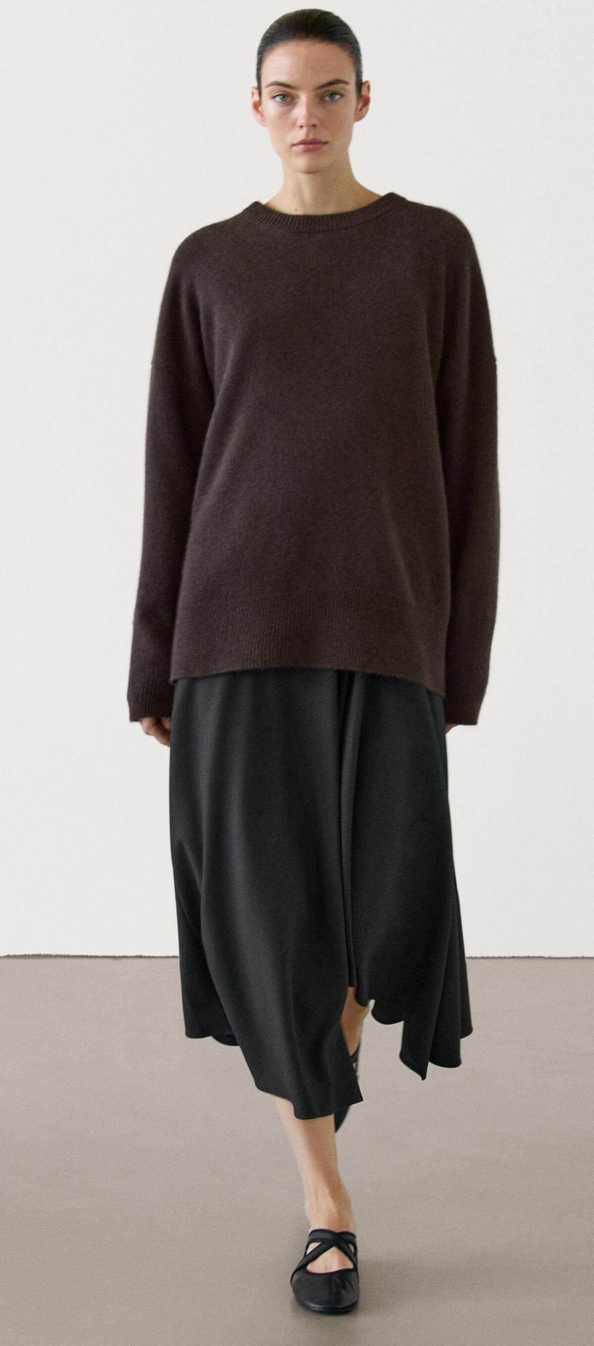 El jersey de punto 100% cashmere oversize color chocolate de Massimo Dutti