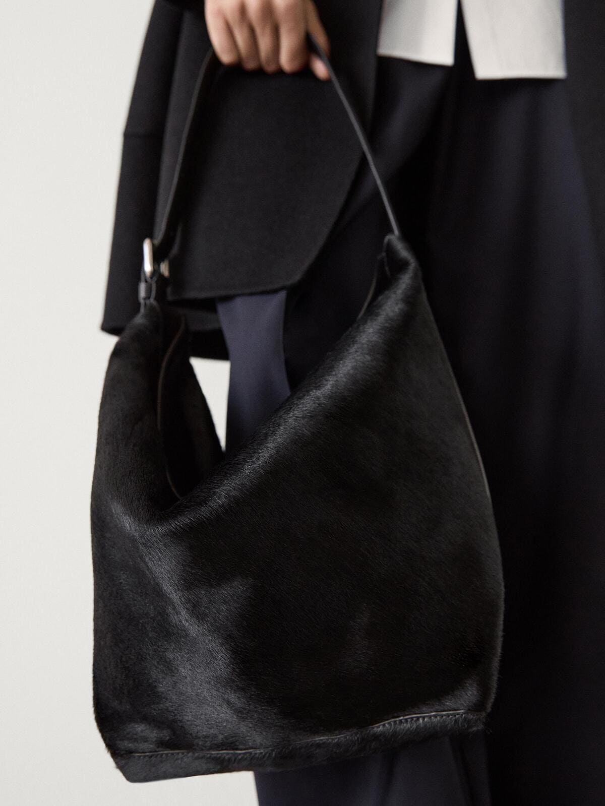 El bolso de piel regulable en color negro de Massimo Dutti