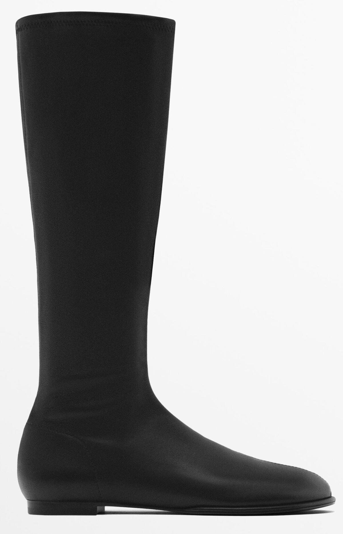 La bota plana elástica de punta redonda en color negro de Massimo Dutti