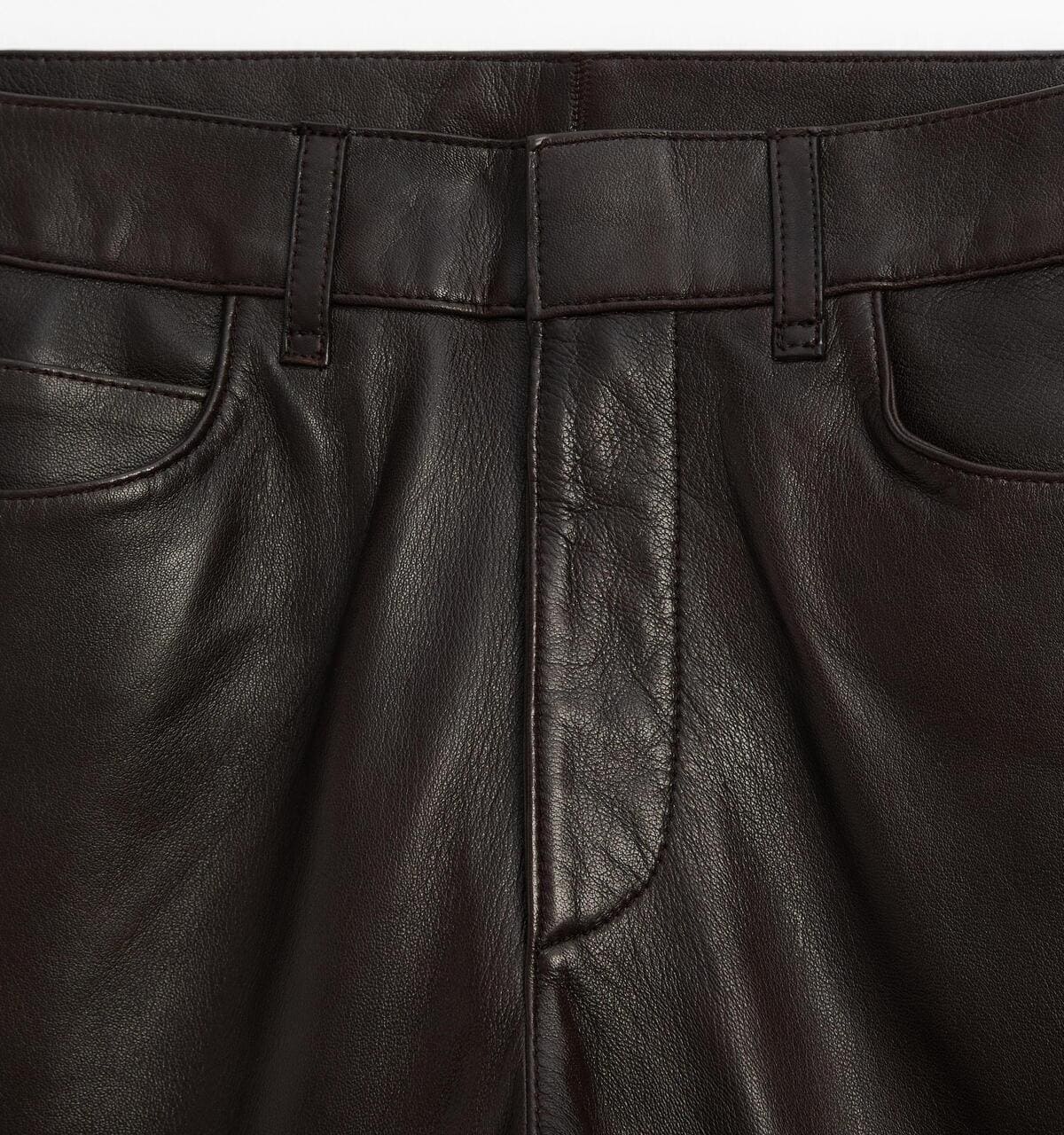 El nuevo pantalón straight de piel napa en color marrón de Massimo Dutti