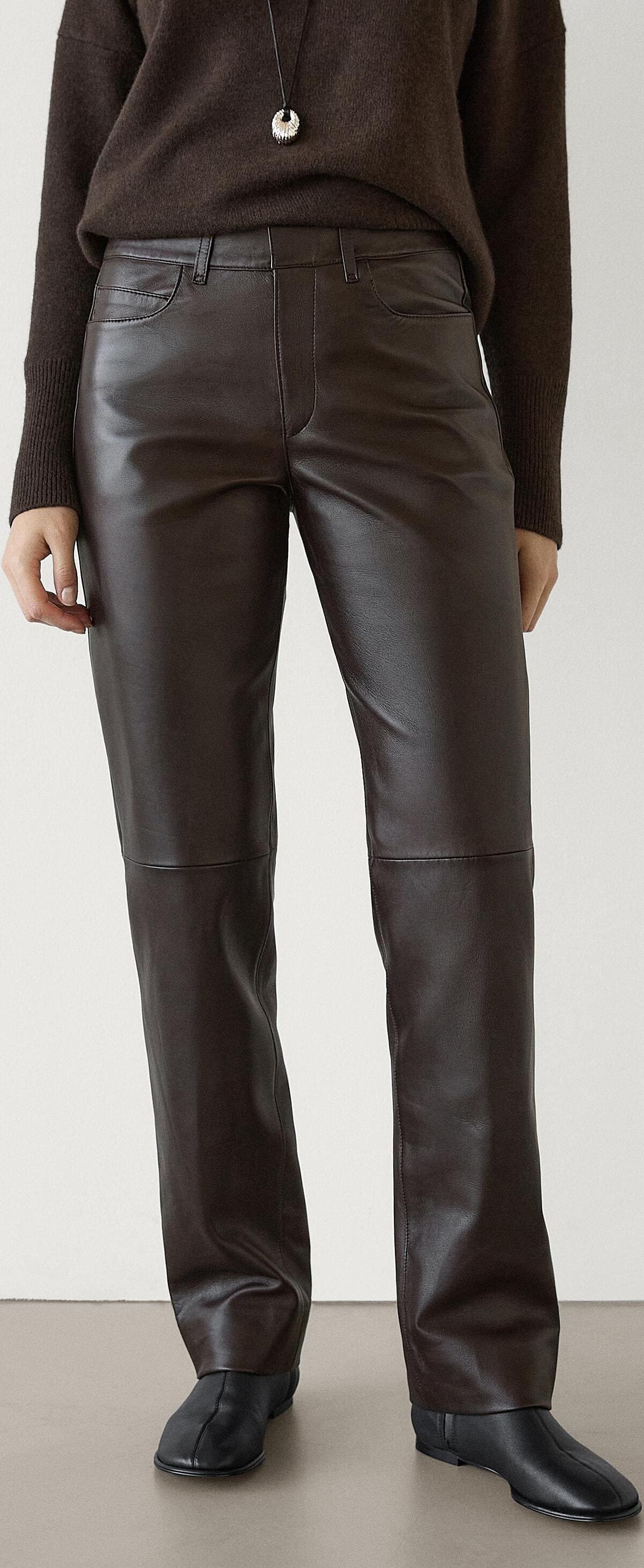 El nuevo pantalón straight de piel napa en color marrón de Massimo Dutti
