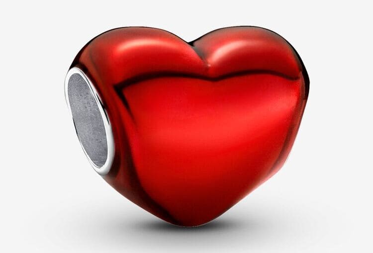 El nuevo Conjunto Navideño de edición limitada Corazón con pulsera y 2 charms de Pandora