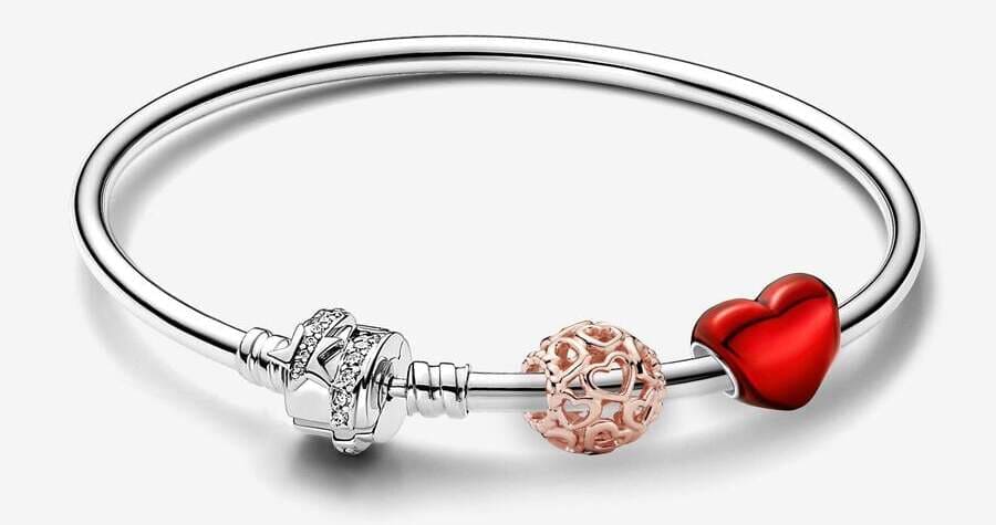 El nuevo Conjunto Navideño de edición limitada Corazón con pulsera y 2 charms de Pandora