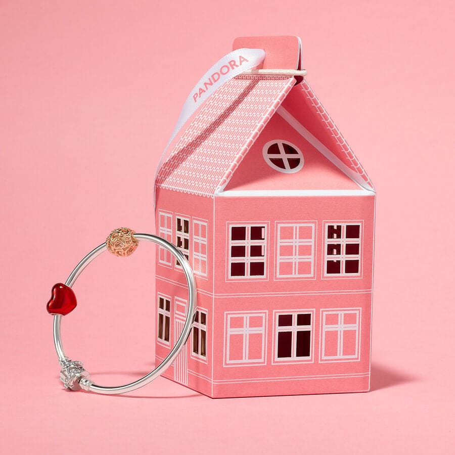 El nuevo Conjunto Navideño de edición limitada Corazón con pulsera y 2 charms de Pandora