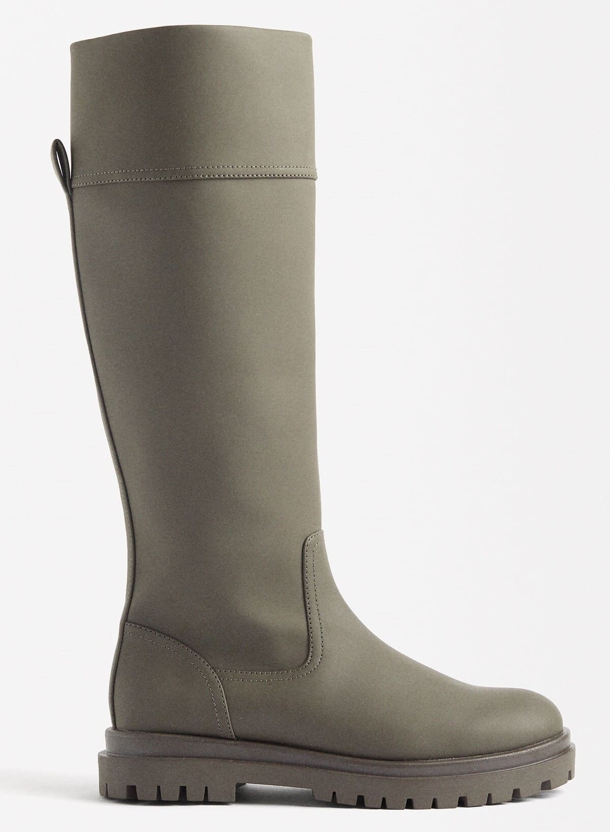 Botas planas y altas