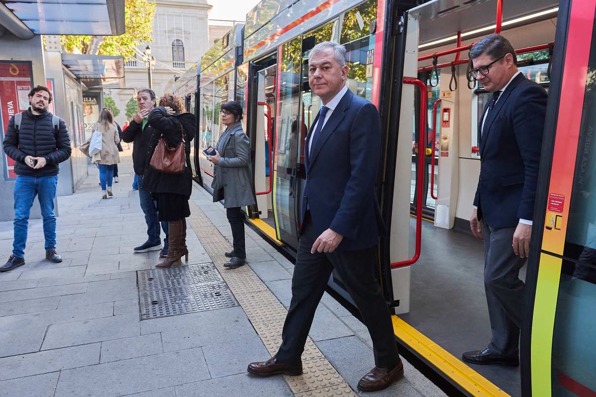 José Luis Sanz llega a Plaza Nueva desde Nervión con el tranvía | Salvador López Medina para El MIRA