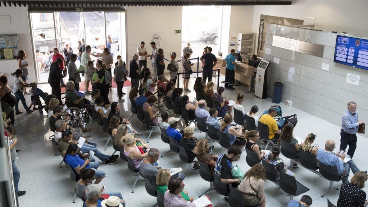 Opositores realizando un examen