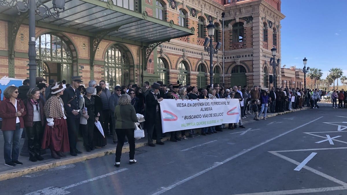 Una de las concentraciones organizadas por la Mesa del Ferrocarril