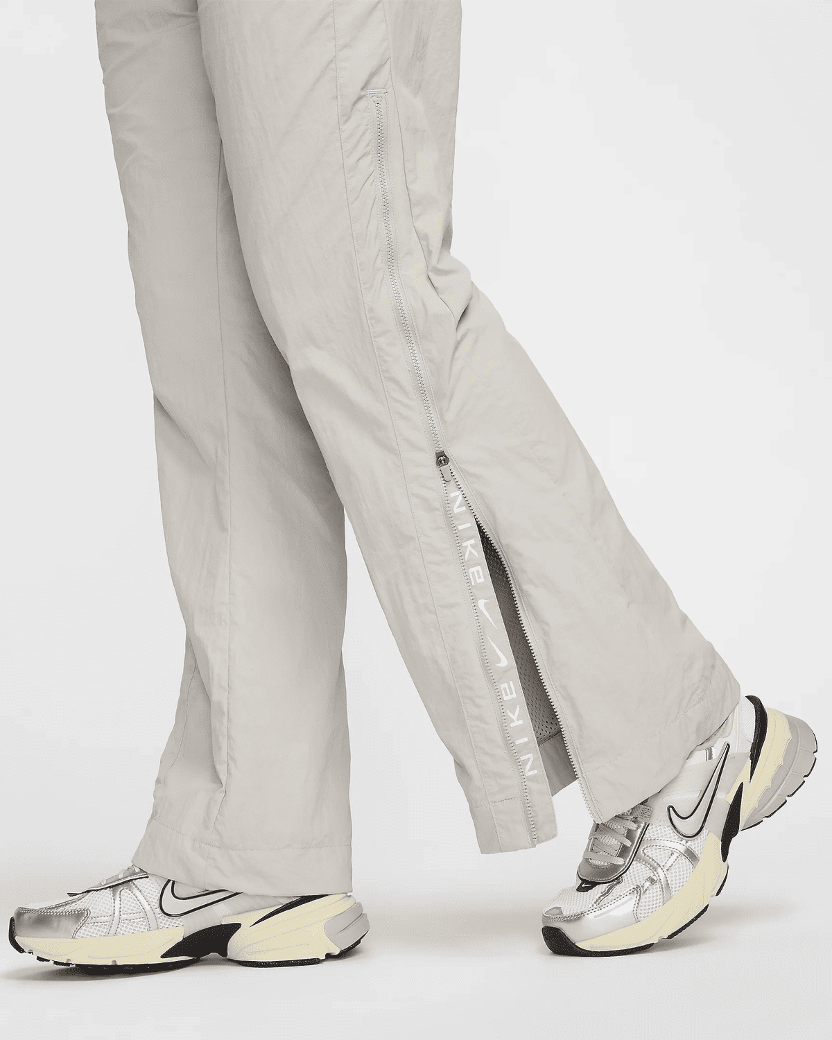 El pantalón Repel de talle medio con cremallera Nike Sportswear Collection