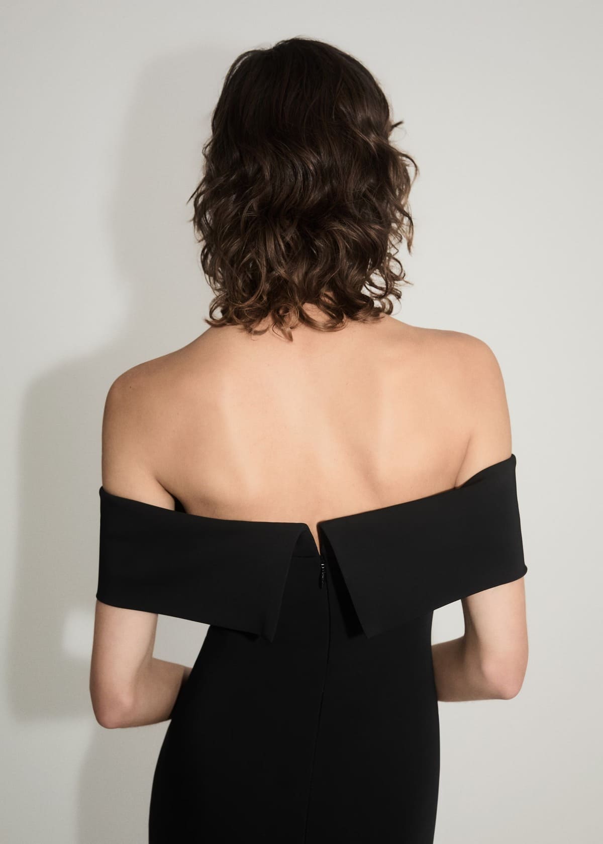 El nuevo vestido con hombros descubiertos y detalle de abertura de Mango