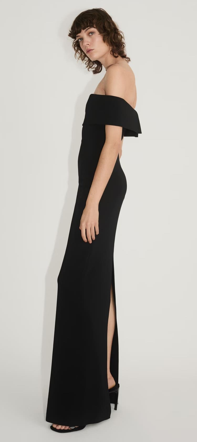 El nuevo vestido con hombros descubiertos y detalle de abertura de Mango