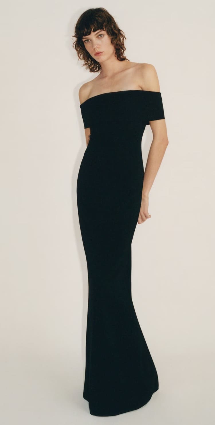 El nuevo vestido con hombros descubiertos y detalle de abertura de Mango