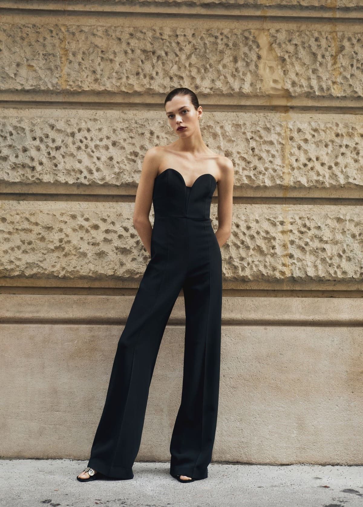 El nuevo mono con escote de corazón estructurado de Mango