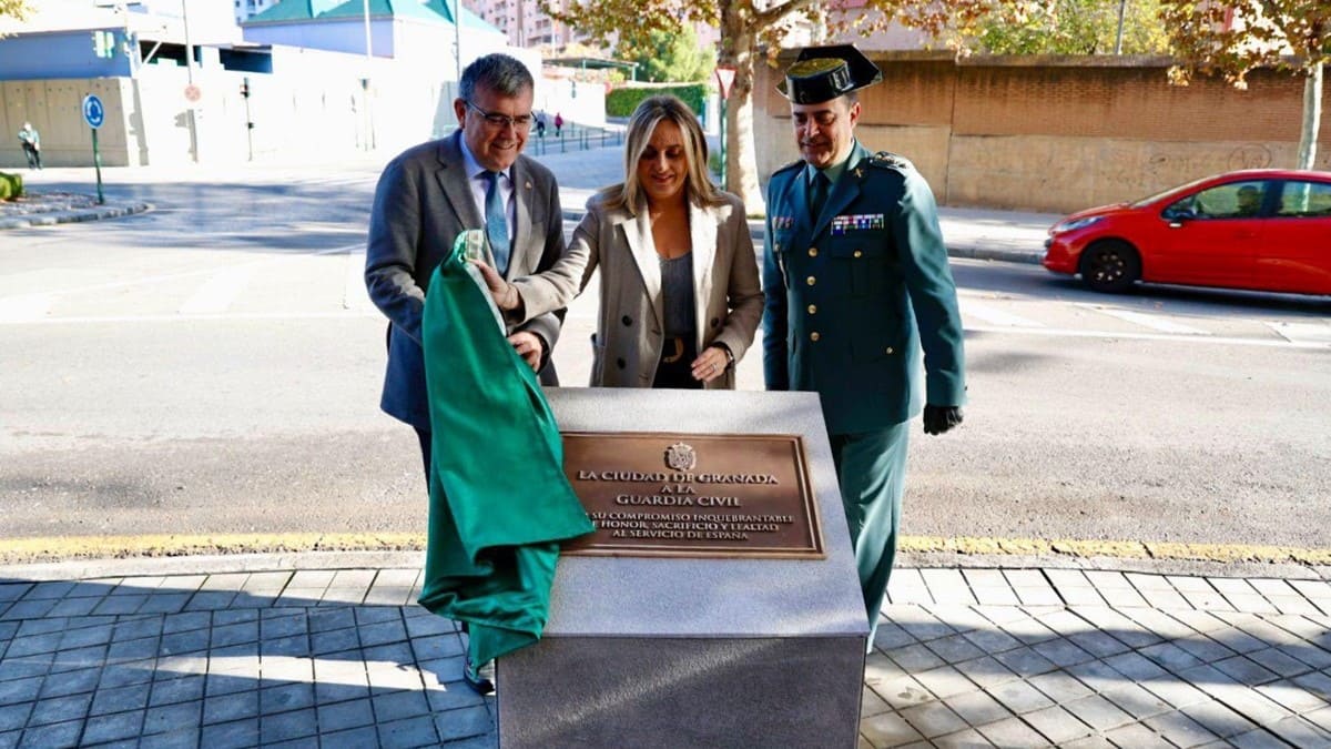 Carazo, durante el descubrimiento de la placa