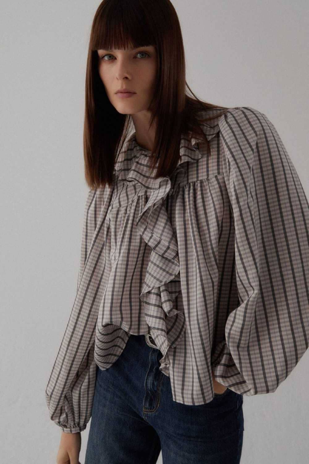 Camisa de cuadros de manga larga amplia y escote con volantes de Sfera (1)