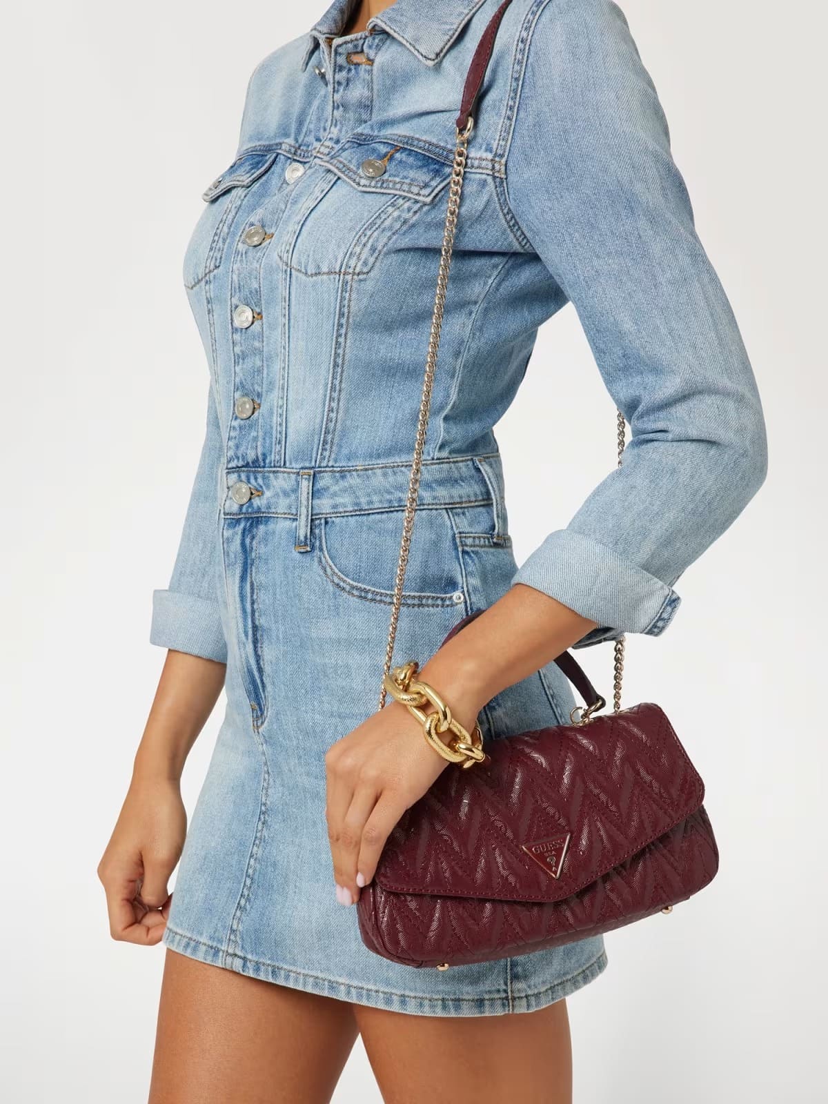 El nuevo bolso tipo bandolera Adelard con logotipo 4G charol de Guess