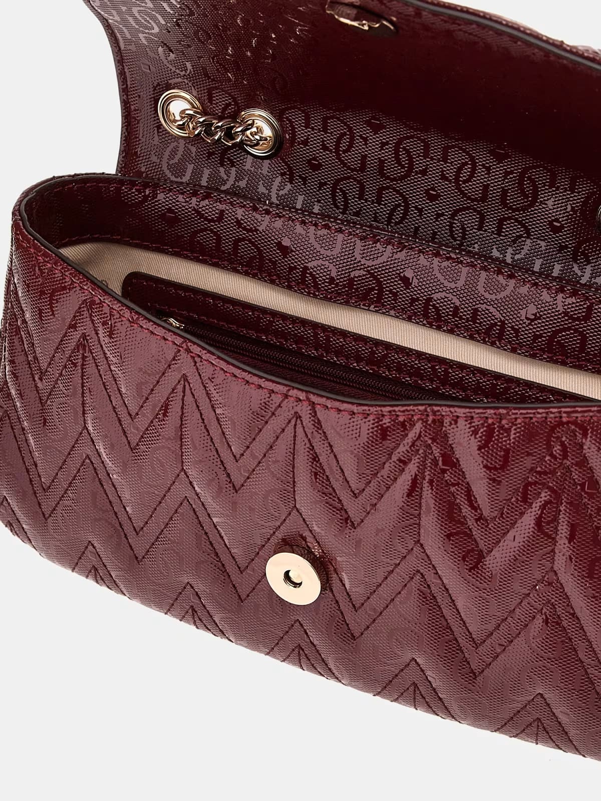 El nuevo bolso tipo bandolera Adelard con logotipo 4G charol de Guess