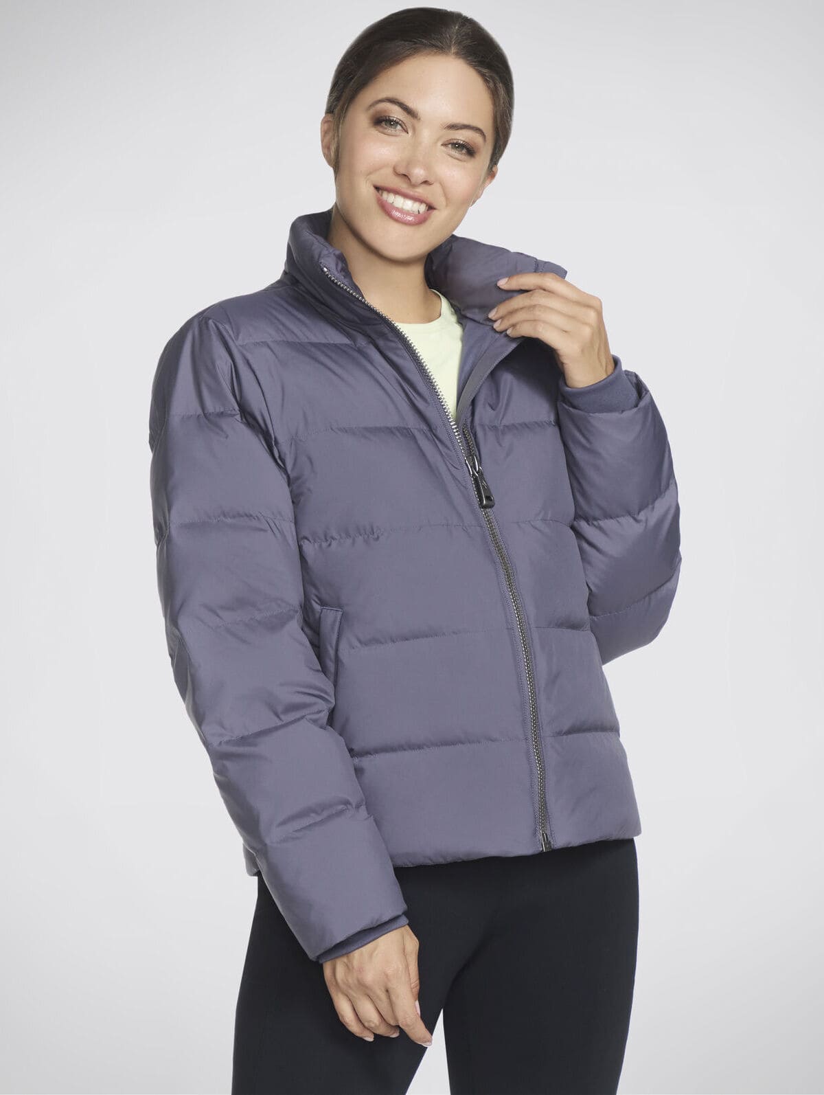 La chaqueta acolchada GO SHIELD Jacket de Skechers en color morado