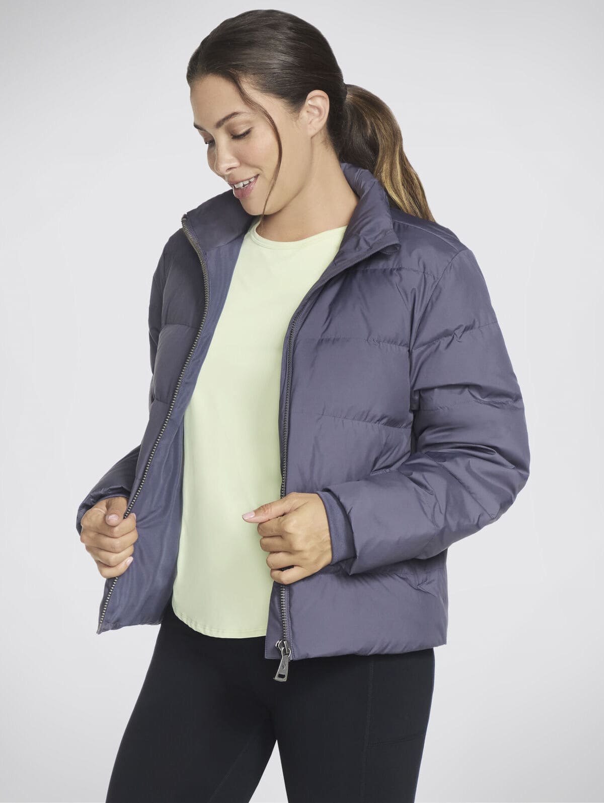 La chaqueta acolchada GO SHIELD Jacket de Skechers en color morado