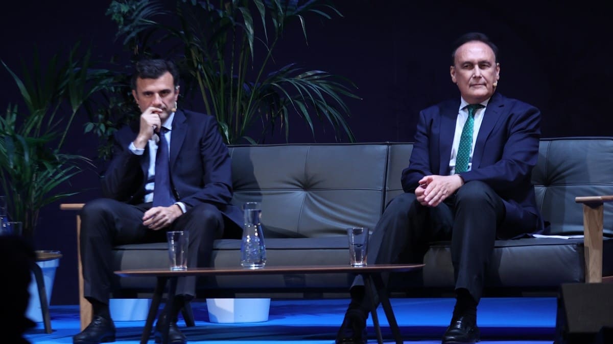 El consejero Gómez Villamandos, junto al alcalde de Cádiz Bruno García | Cristo García