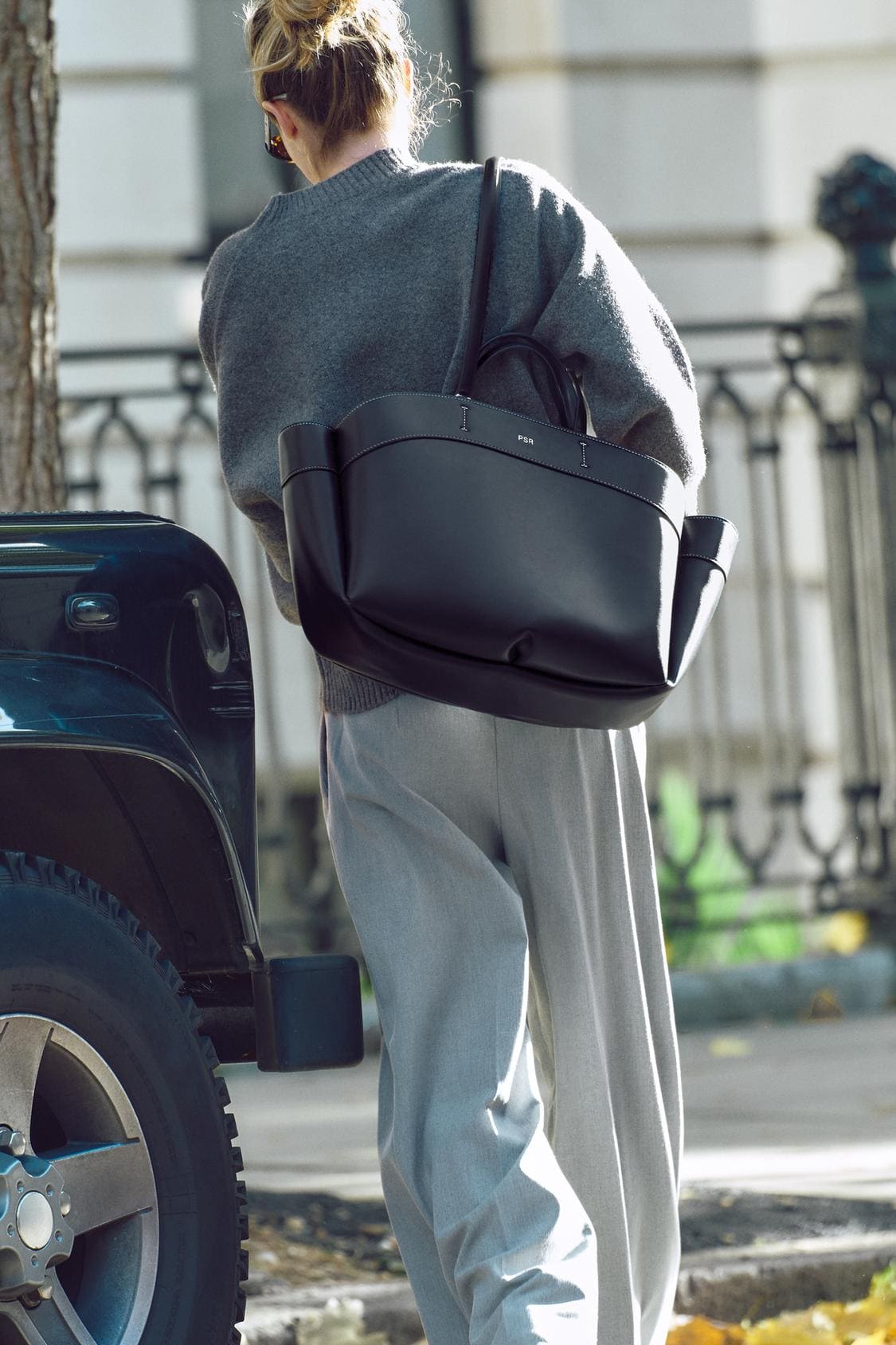 El bolso shopper personalizable en color negro de Zara