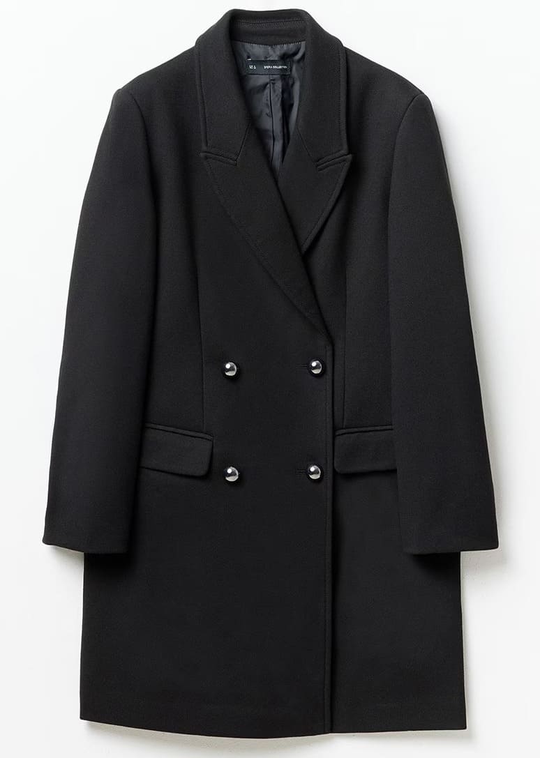 El abrigo cruzado con botones negro de Sfera en El Corte Inglés