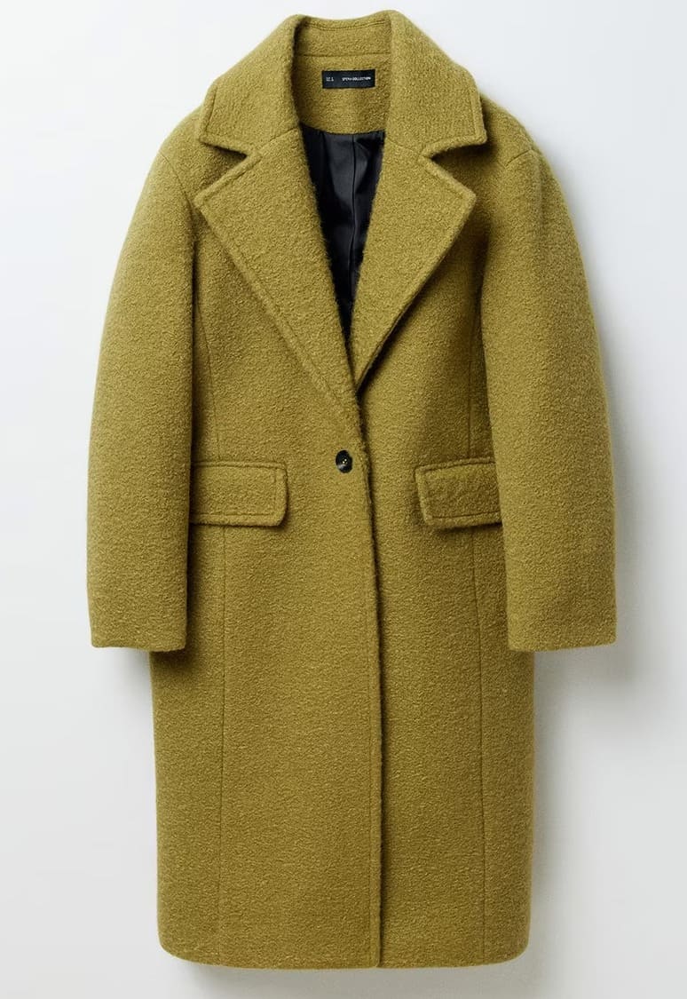 El nuevo abrigo de mujer con boucle en color verde oscuro de Sfera en El Corte Inglés