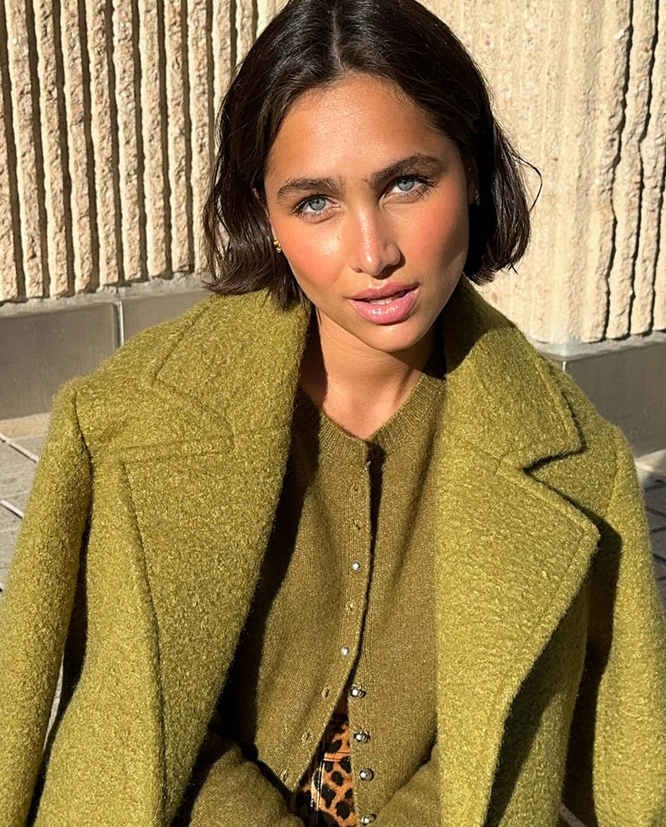 El nuevo abrigo de mujer con boucle en color verde oscuro de Sfera en El Corte Inglés