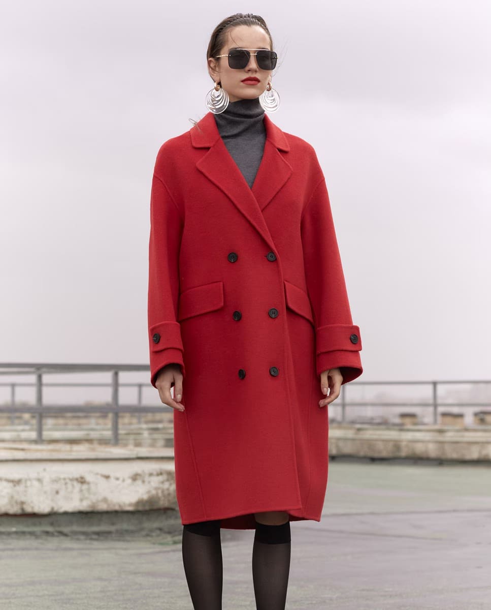 El abrigo rojo oversize handmade de Sfera en El Corte Inglés