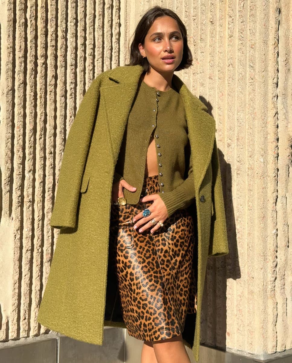 El nuevo abrigo de mujer con boucle en color verde oscuro de Sfera en El Corte Inglés