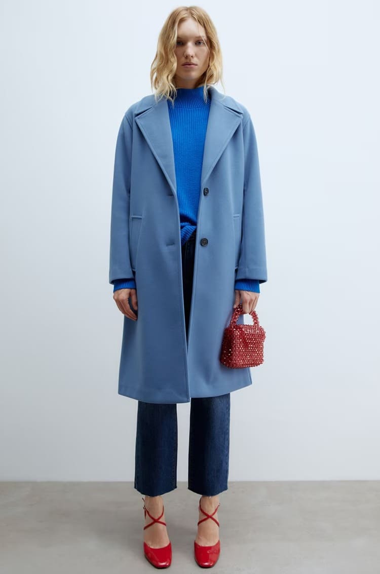 El abrigo de solapa en color azul de Sfera en El Corte Inglés