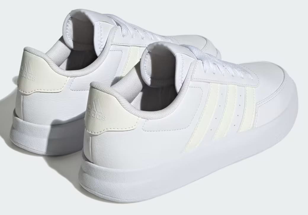 Las versátiles zapatillas Breaknet 2.0 en color blanco de Adidas