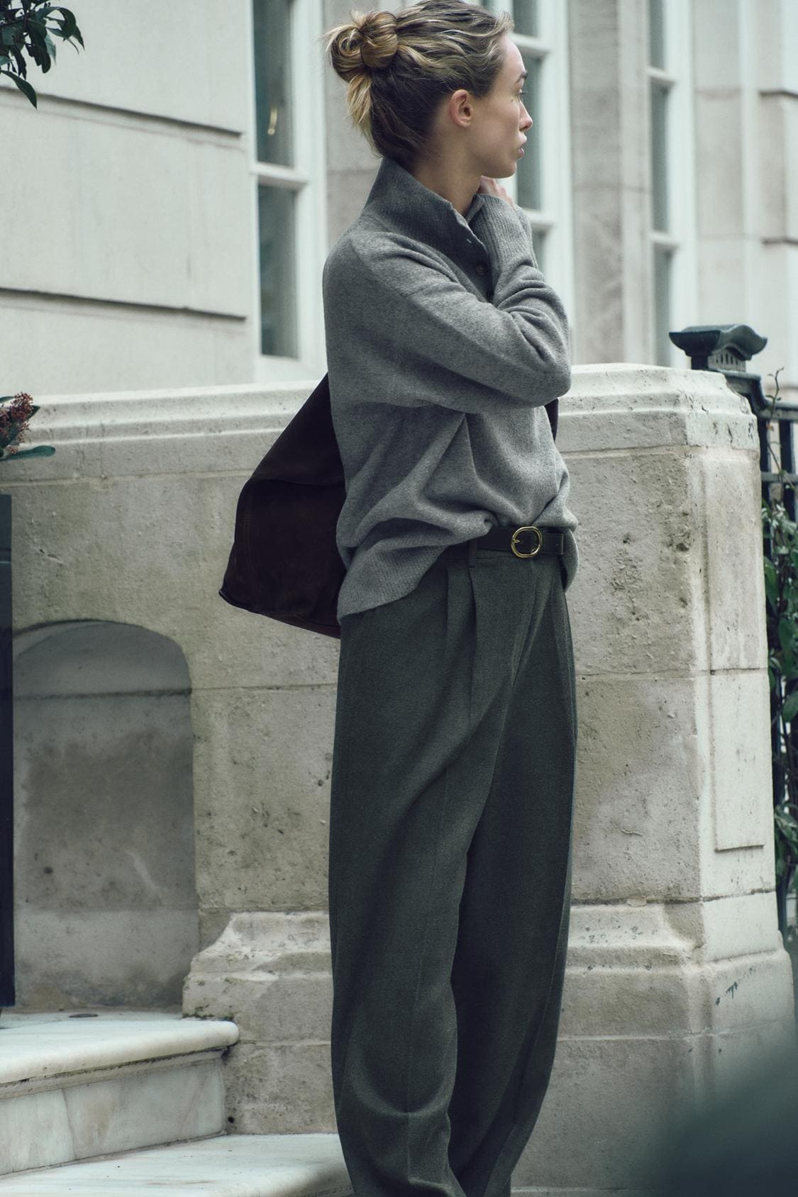 El nuevo pantalón ancho con cinturón en color gris de Zara