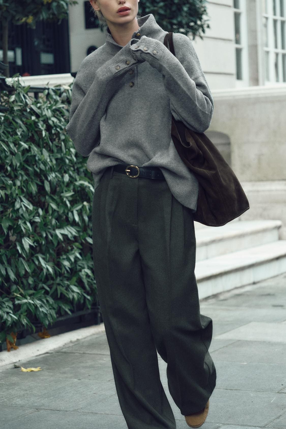 El nuevo jersey de punto con cuello subido en color gris vigoré de Zara