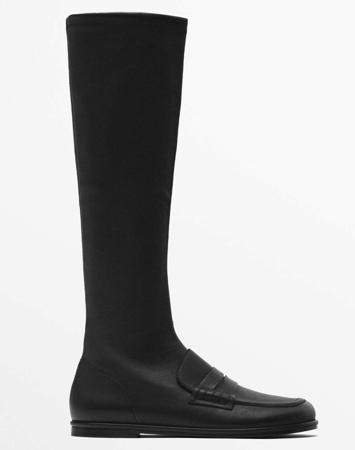 Bota plana elástica antifaz de Massimo Dutti