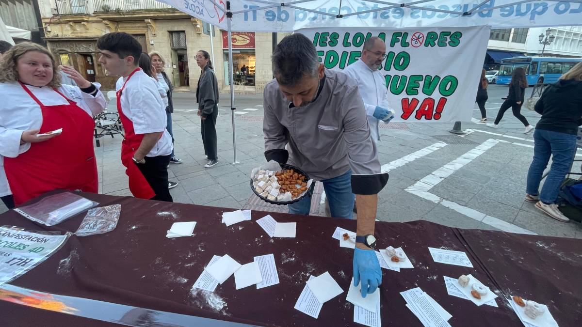 El alumnado del IES Lola Flores vendiendo pestiños en el centro de Jerez | Cristo García