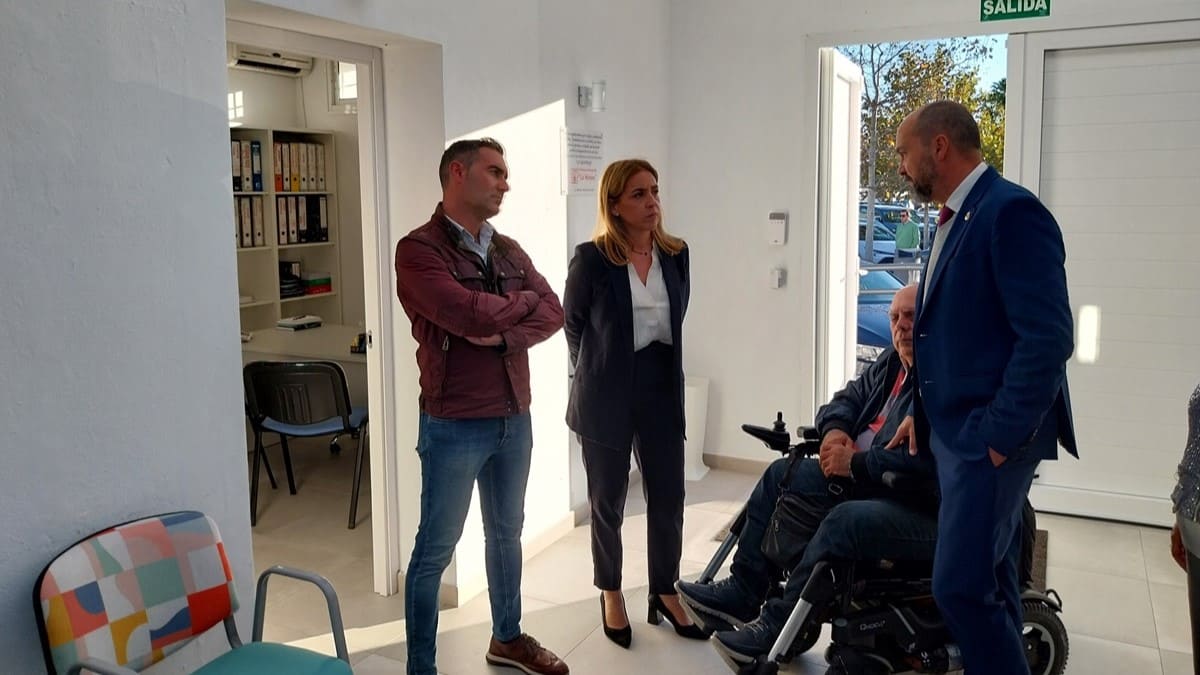 Martínez ha estado acompañada por el alcalde de Los Barrios Miguel Alconchel