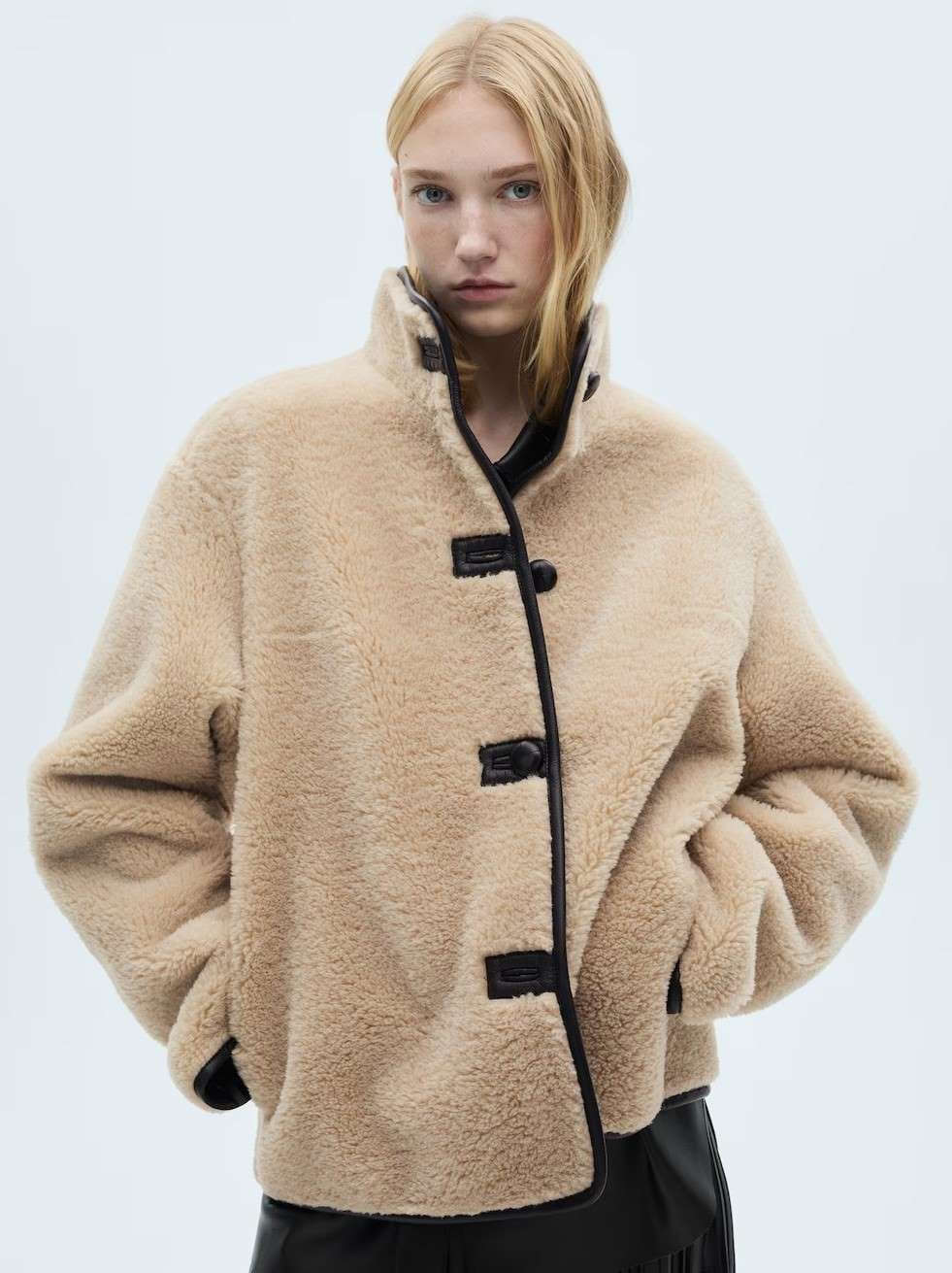 Abrigo pelo apliques de Mango