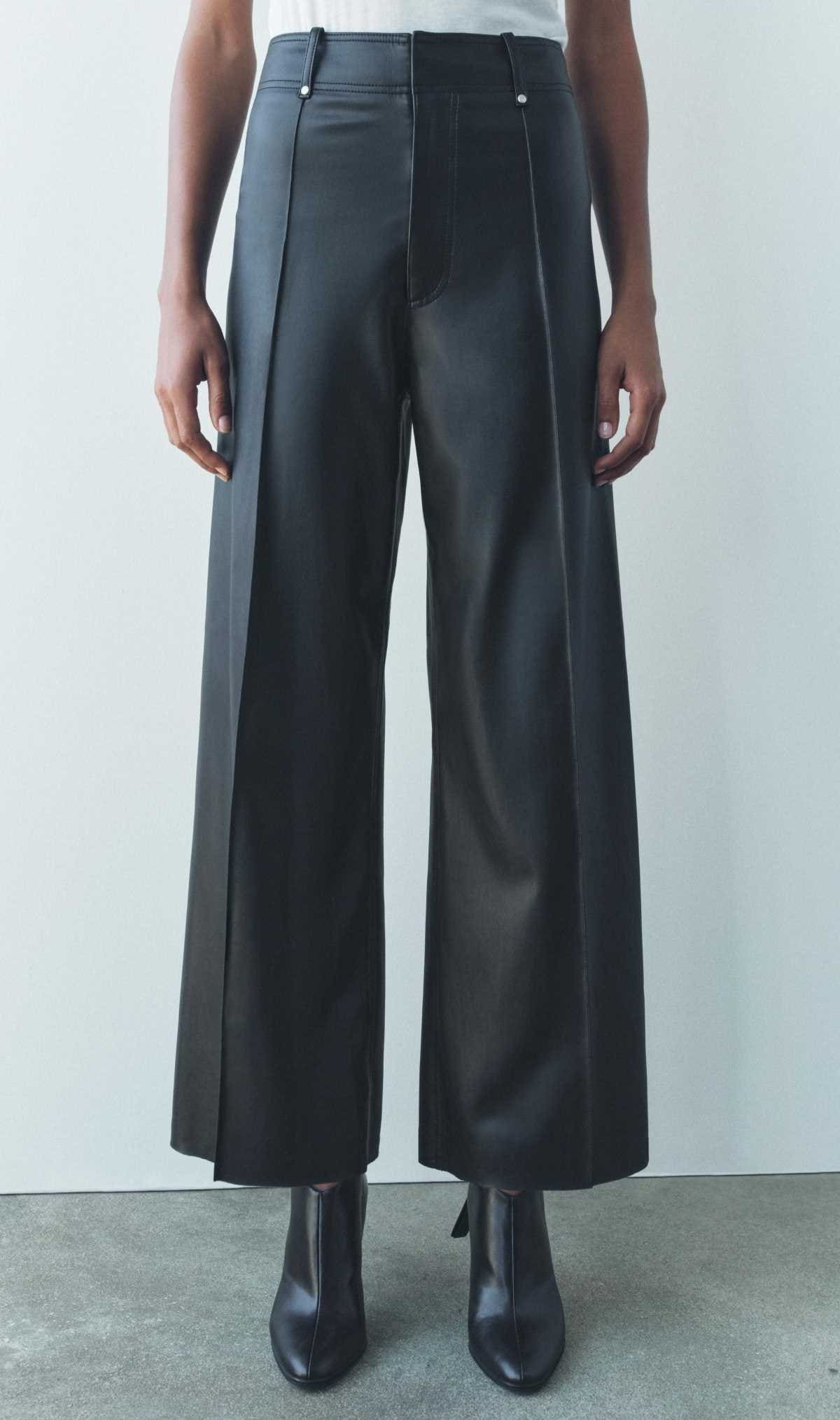 Pantalón efecto piel wide leg zw collection de Zara