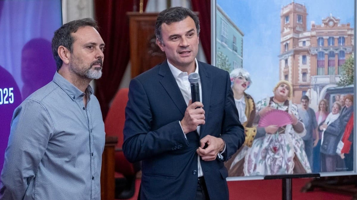 Bruno García, alcalde de Cádiz, junto al autor de la obra Fernando Devesa