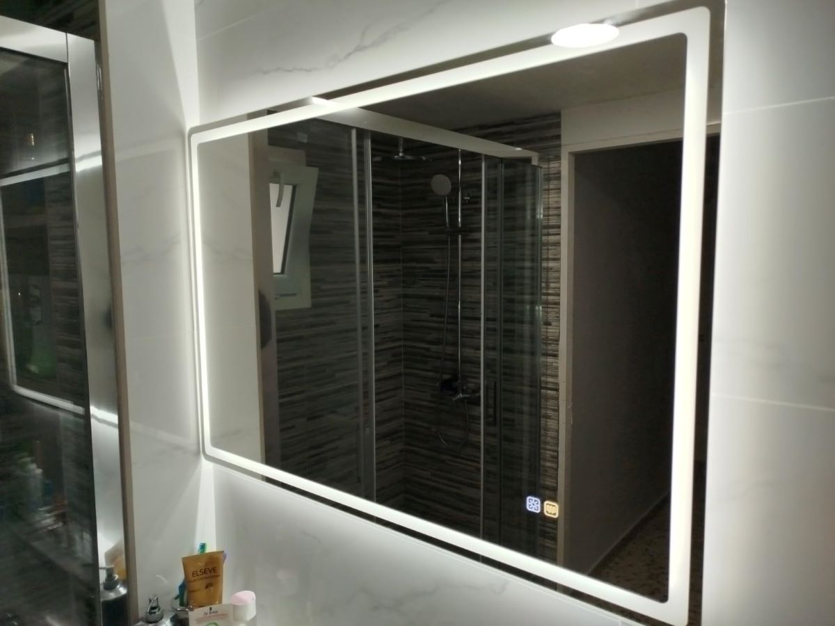 Espejo de baño con luz LED, antivaho y altavoces Bluetooth STARLEAD de Amazon