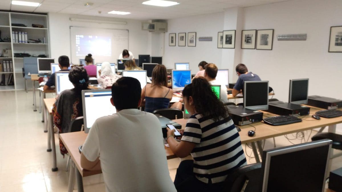 El Ayuntamiento de Cádiz emprende acciones formativas para menores de 30 años y mayores de 45