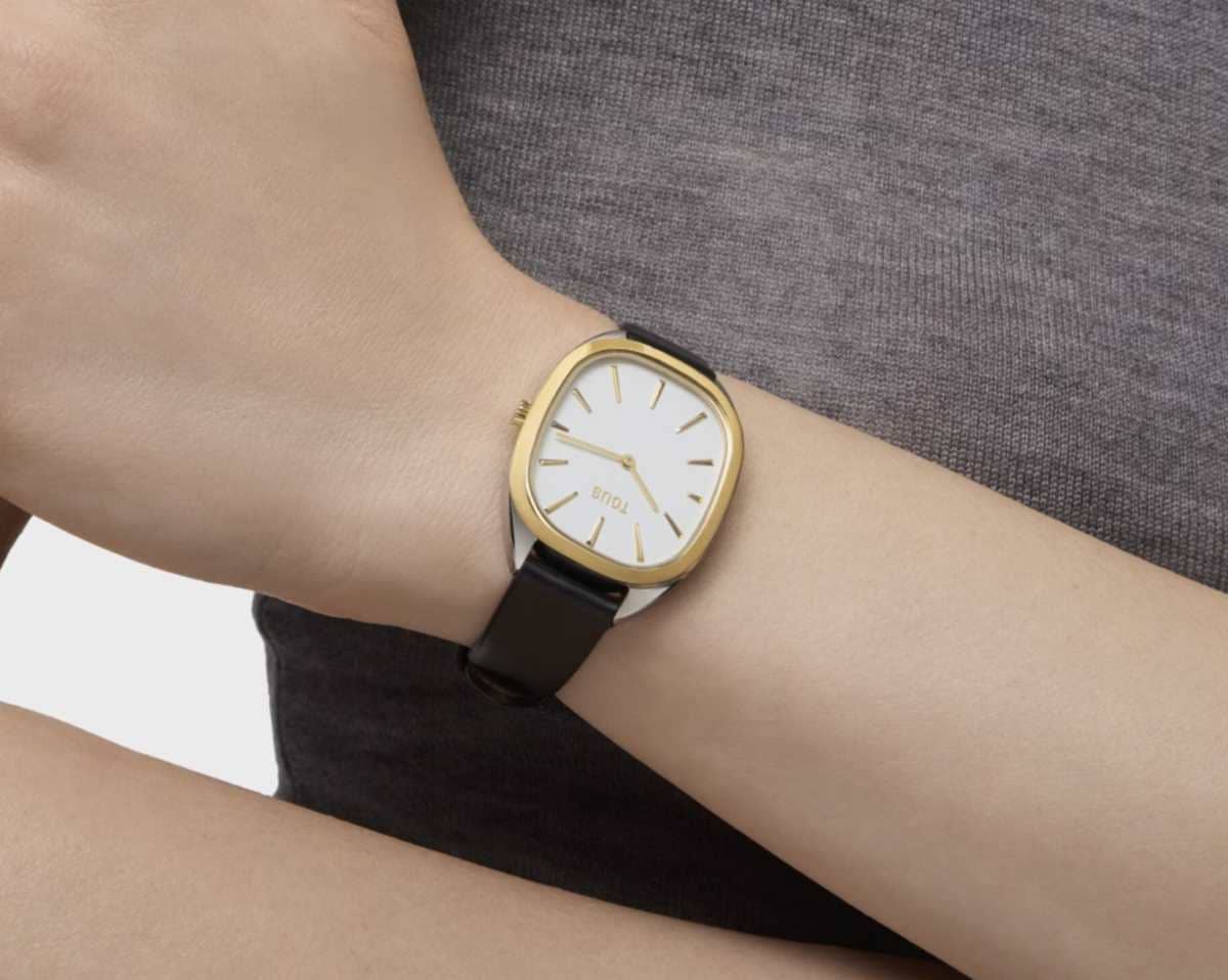 Reloj analógico de acero IPG dorado con correa de piel negra Heritage de TOUS