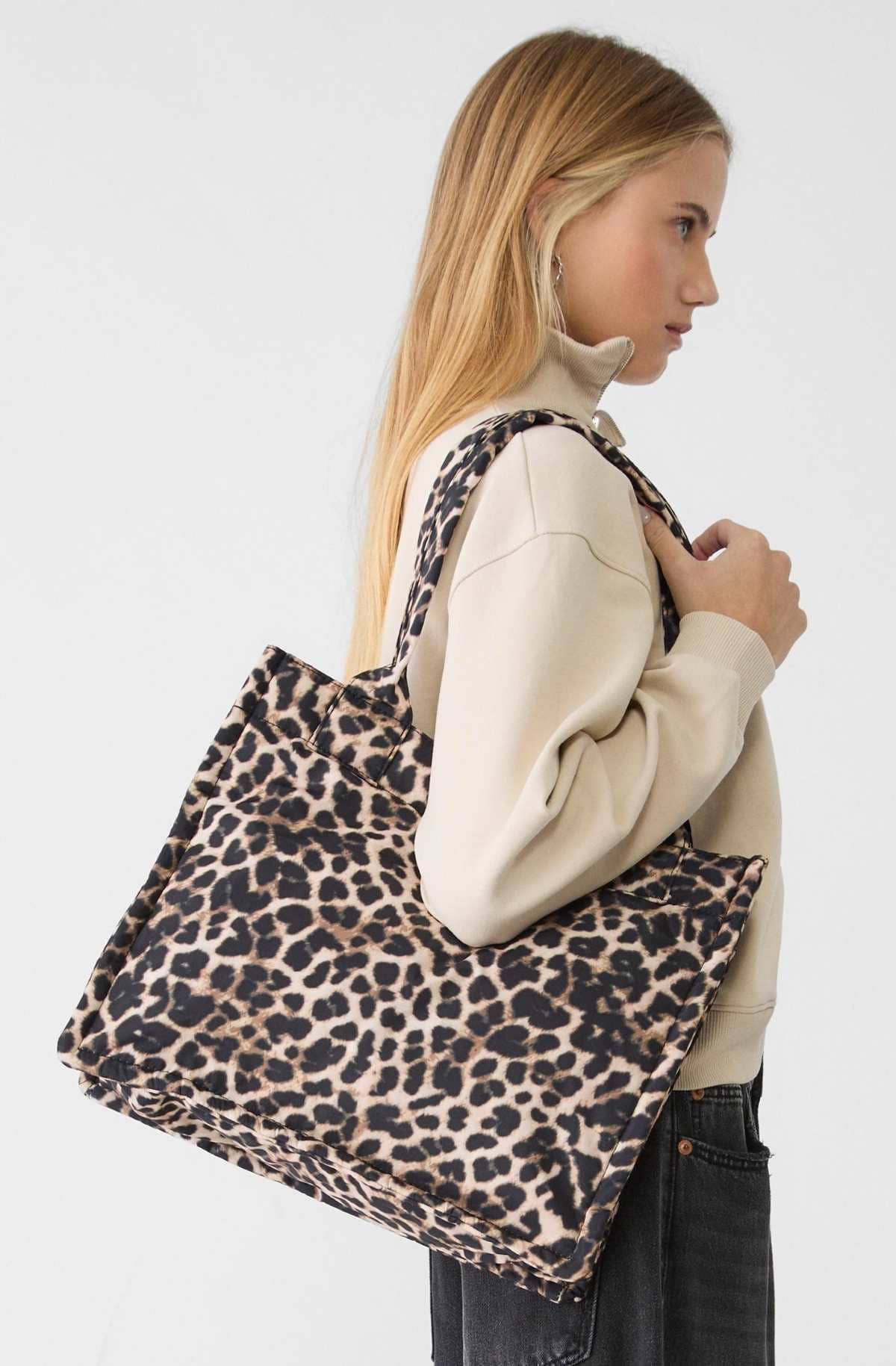 Bolso tejido leopardo de Stradivarius