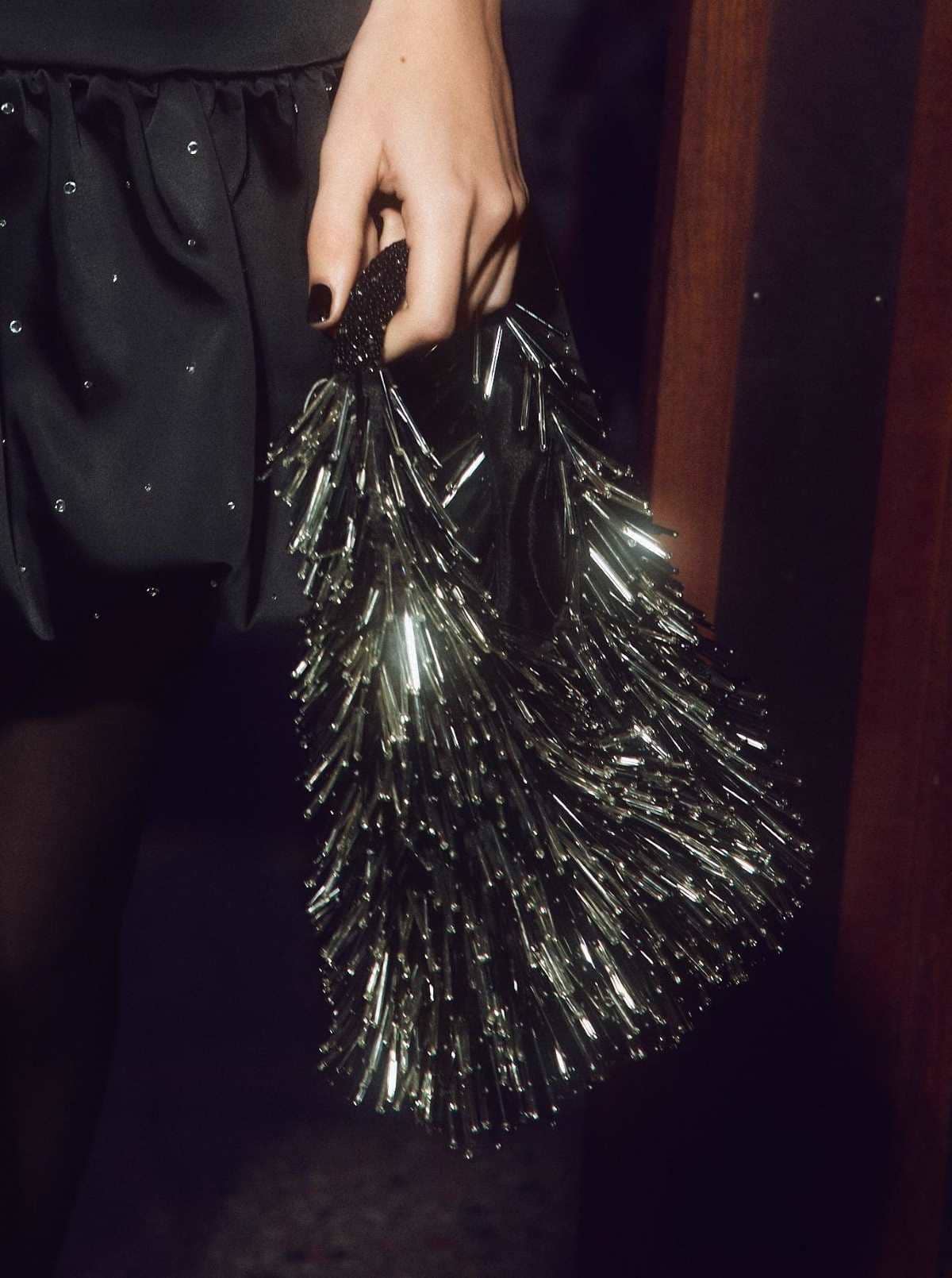 Mini saca apliques metálicos de Zara