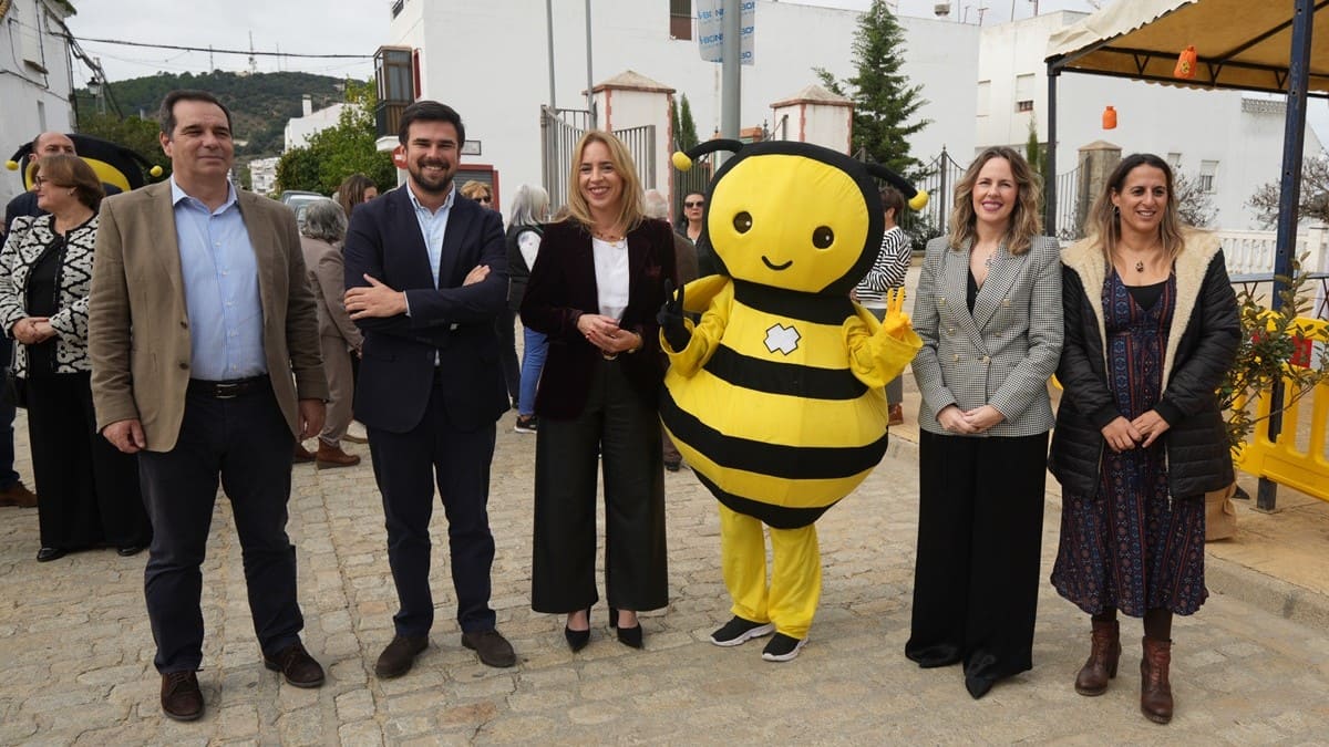 Martínez ha destacado el enorme valor de la apicultura en la zona