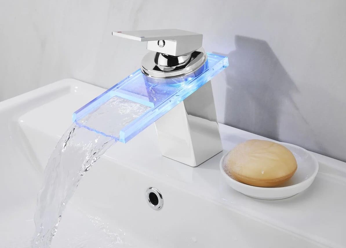 Grifería con LED para lavabo