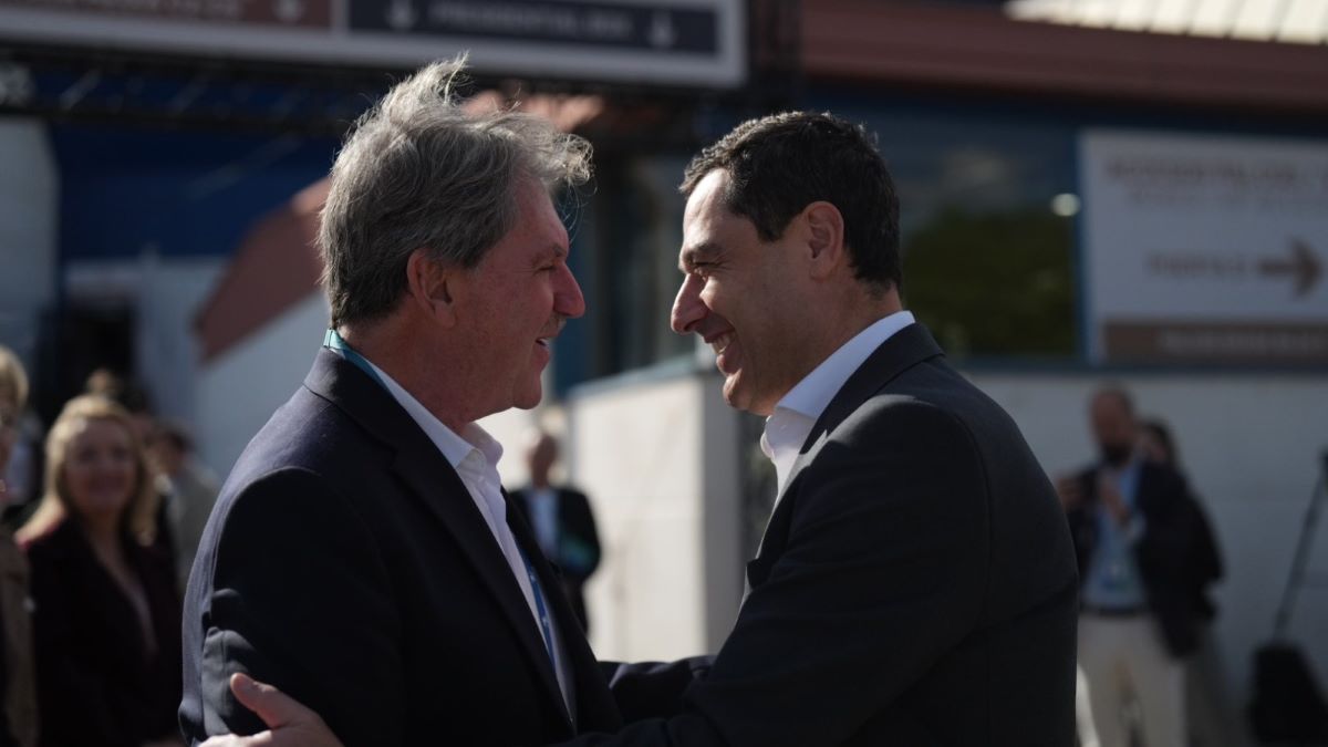 Juanma Moreno llegando al Palacio de Deportes Martín Carpena